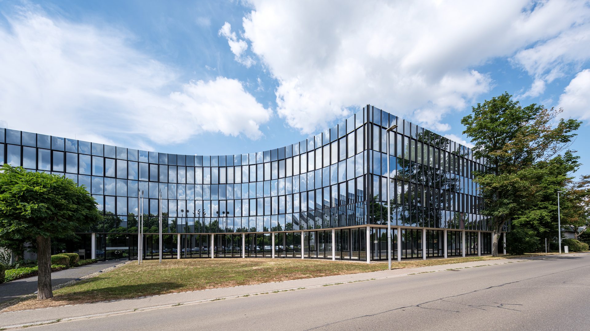 Geschwungene Glasfassade von THE BASE19. in Denkendorf bei Stuttgart
